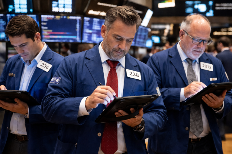 Dow rises 140 points as S&P 500 falls on tech losses, Iran talks and PCE watch