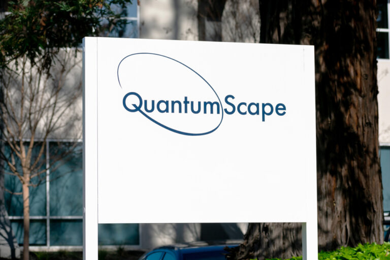 Why is QuantumScape stock surging 10% despite a $84.5M quarterly loss?